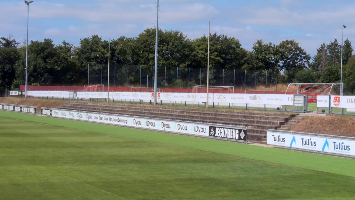 Neue Bandenwerbung für die SG Hüffelsheim.